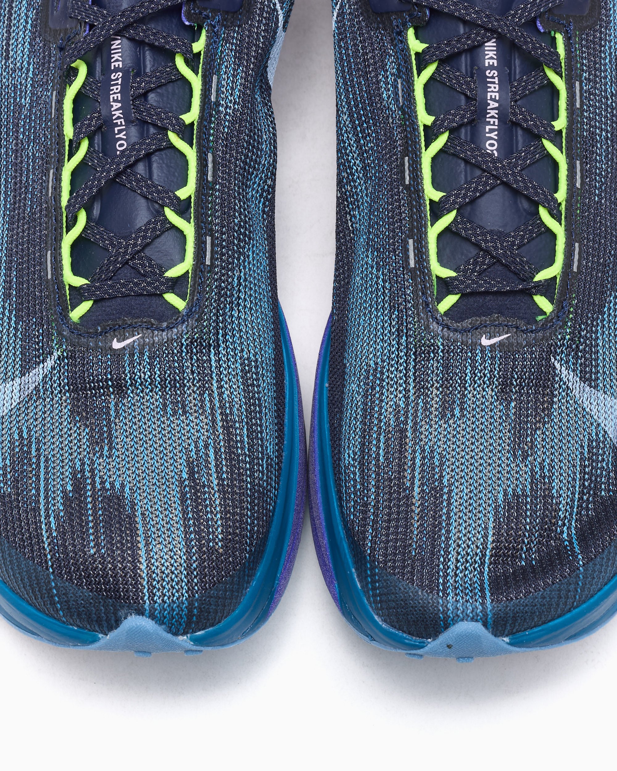 nike unisex flyknit streak running shoe