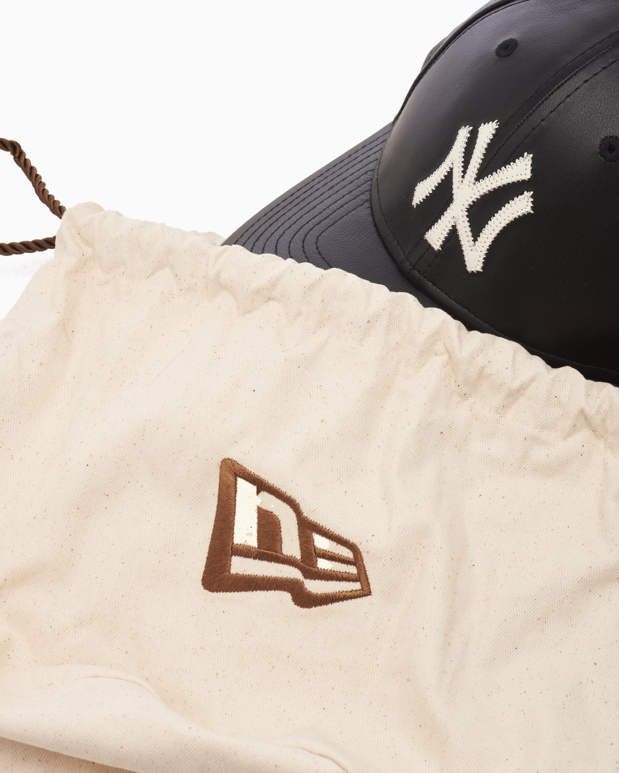 New Era New York Yankees MLB 9FORTY Unisex Leather Cap Black 60298686 FOOTDISTRICT