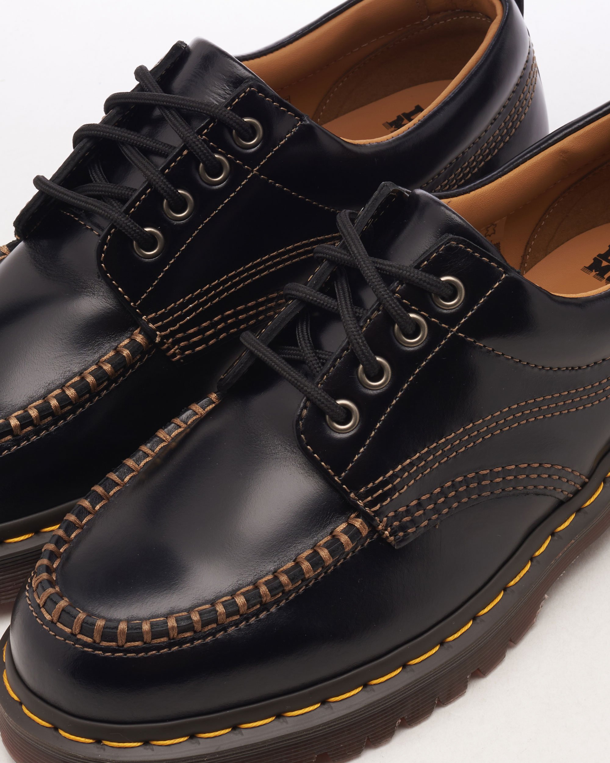 Dr. Martens Lowell Moc Schoenen Unisex Zwart 31816001 | FOOTDISTRICT