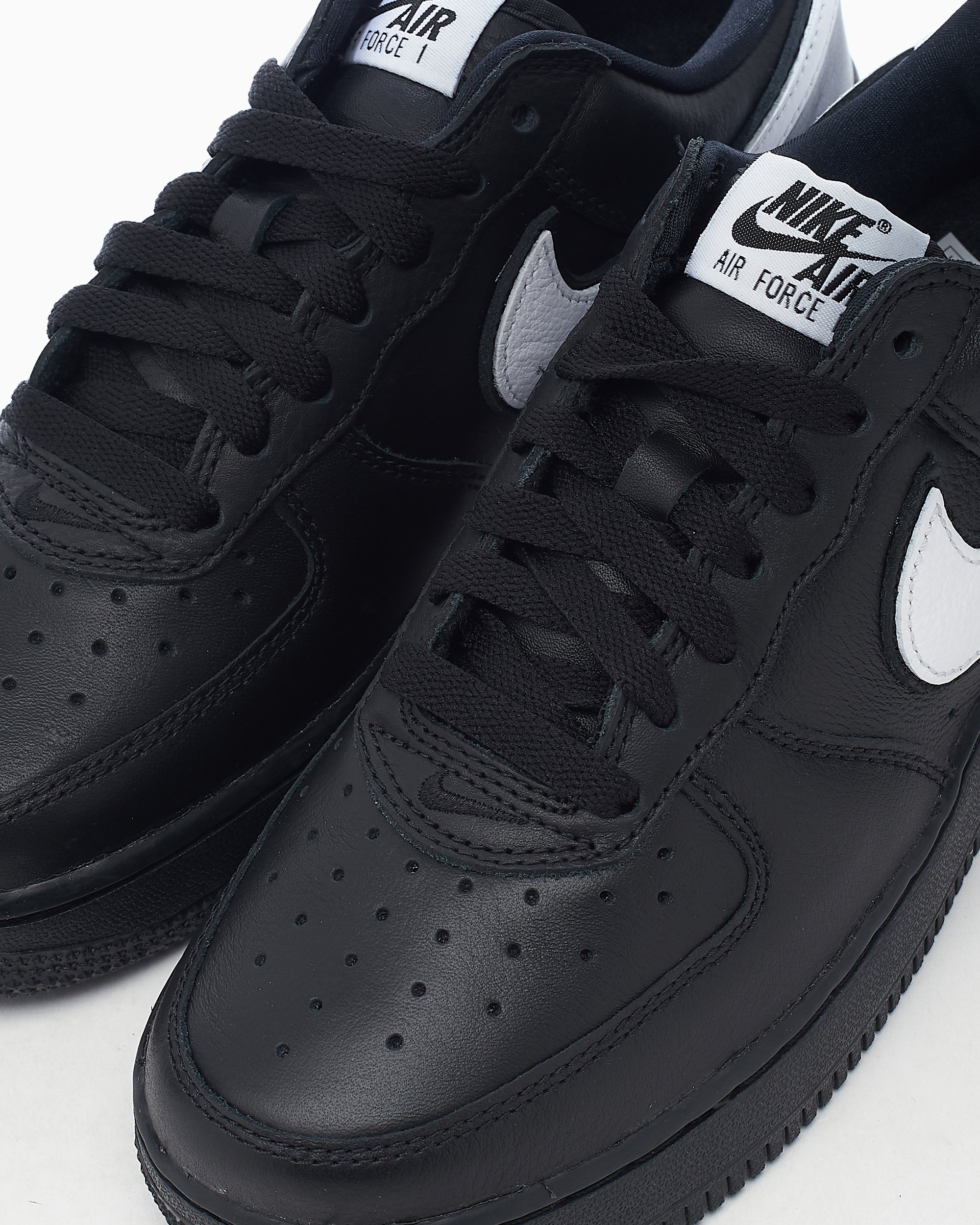 Nike Air Force 1 Low Retro QS Negro CQ0492 001 FOOTDISTRICT