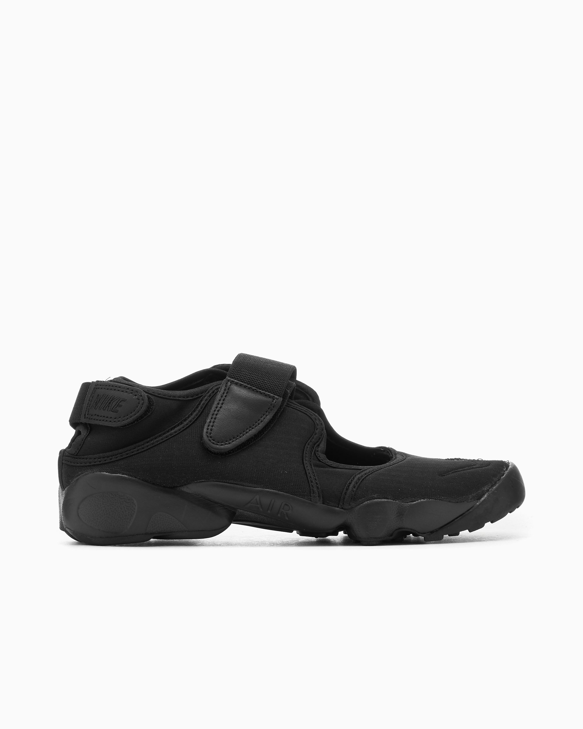 Nike triple black trainers hotsell