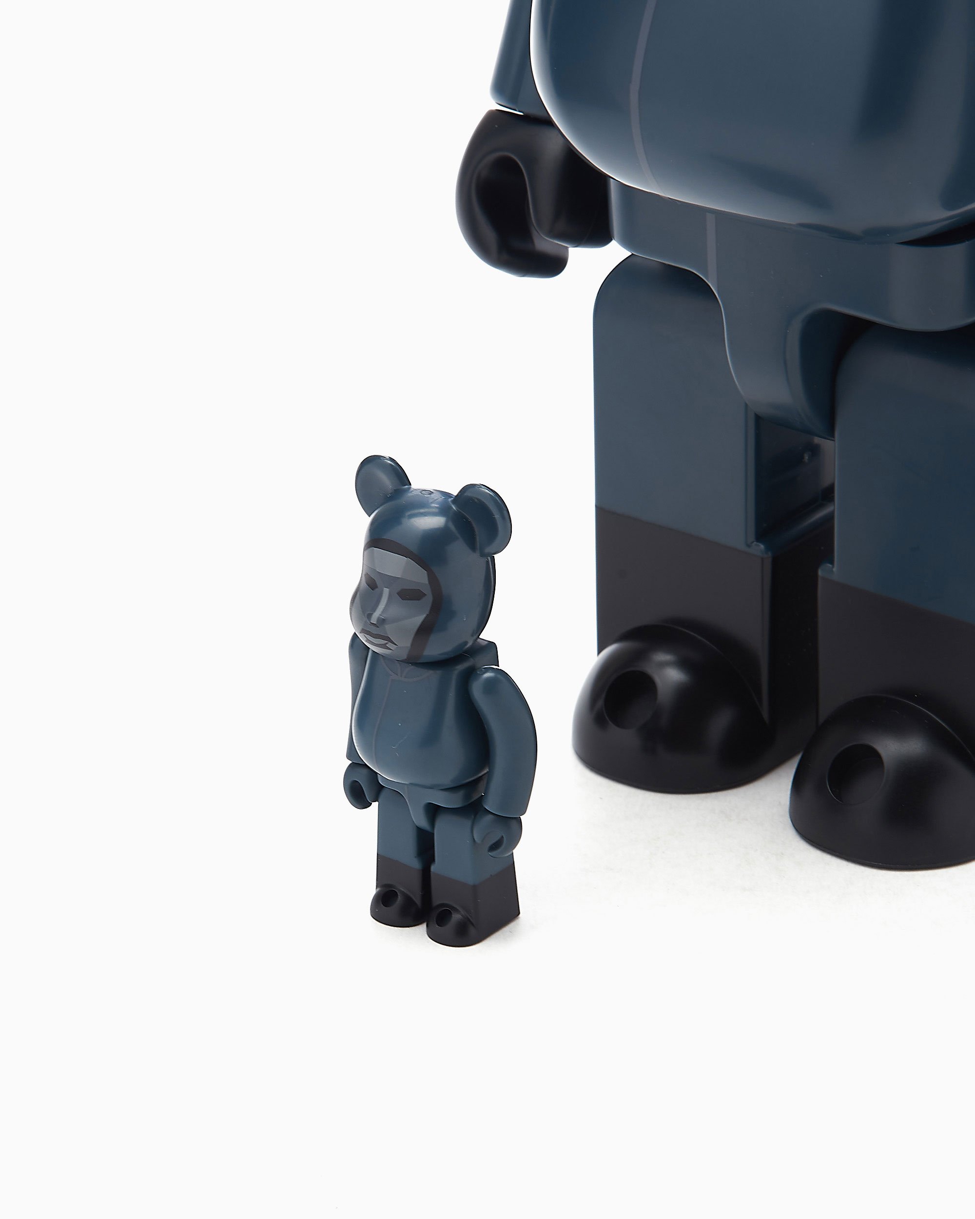 Medicom Toy Be@rbrick x Squid Game Frontman 100% + 400% Black  14SQUIDFRONT-ASS | FOOTDISTRICT