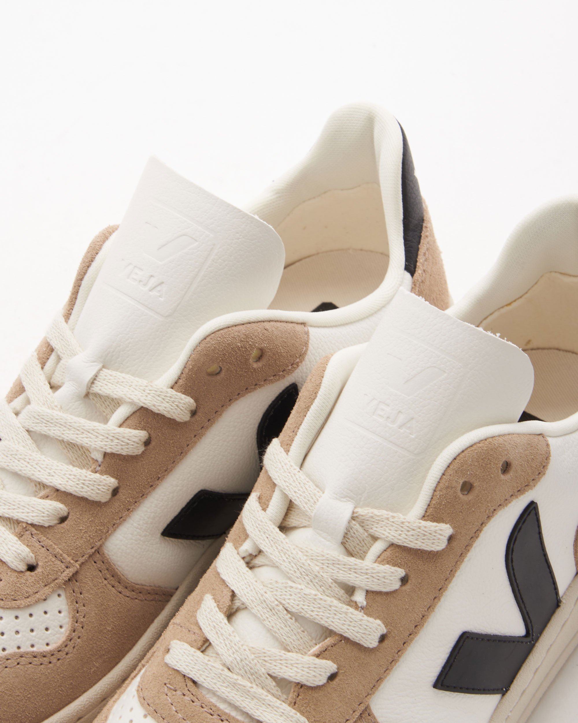 Veja Women's V-10 Chromefree Leather Beige VX0503138A