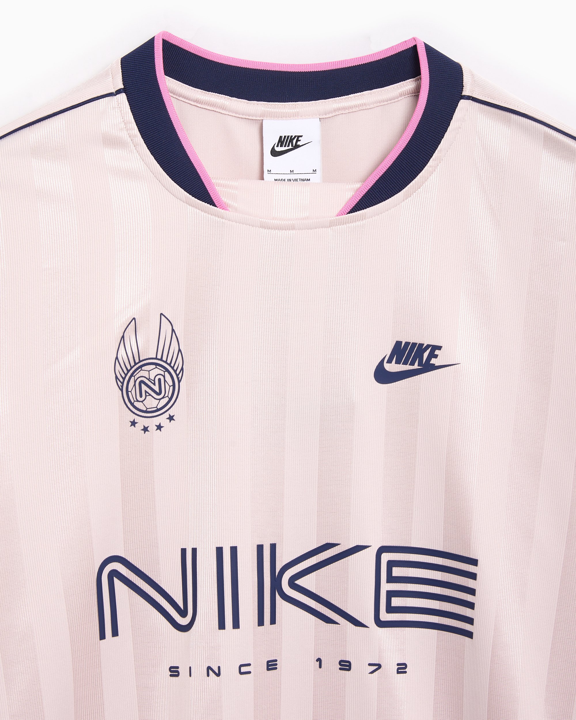 nike sportswear logo tee