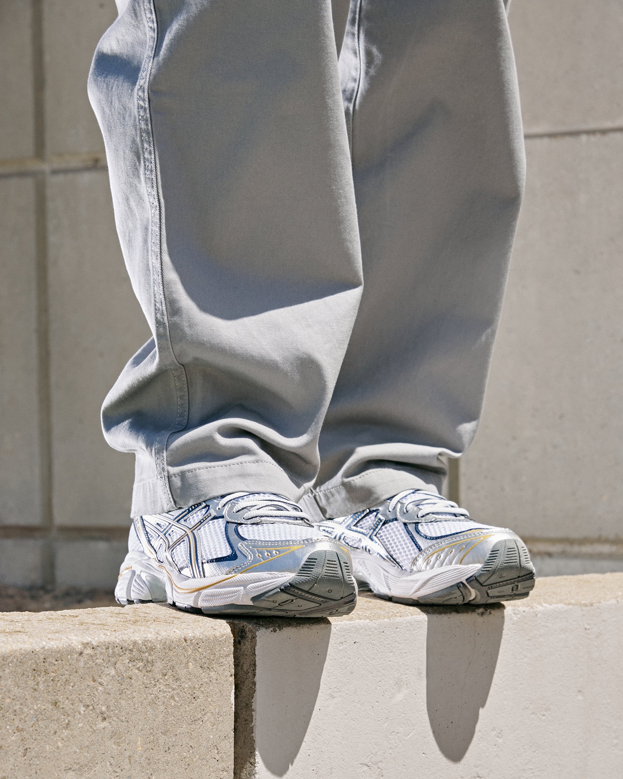 Tuta asics hot sale grigia e bianca