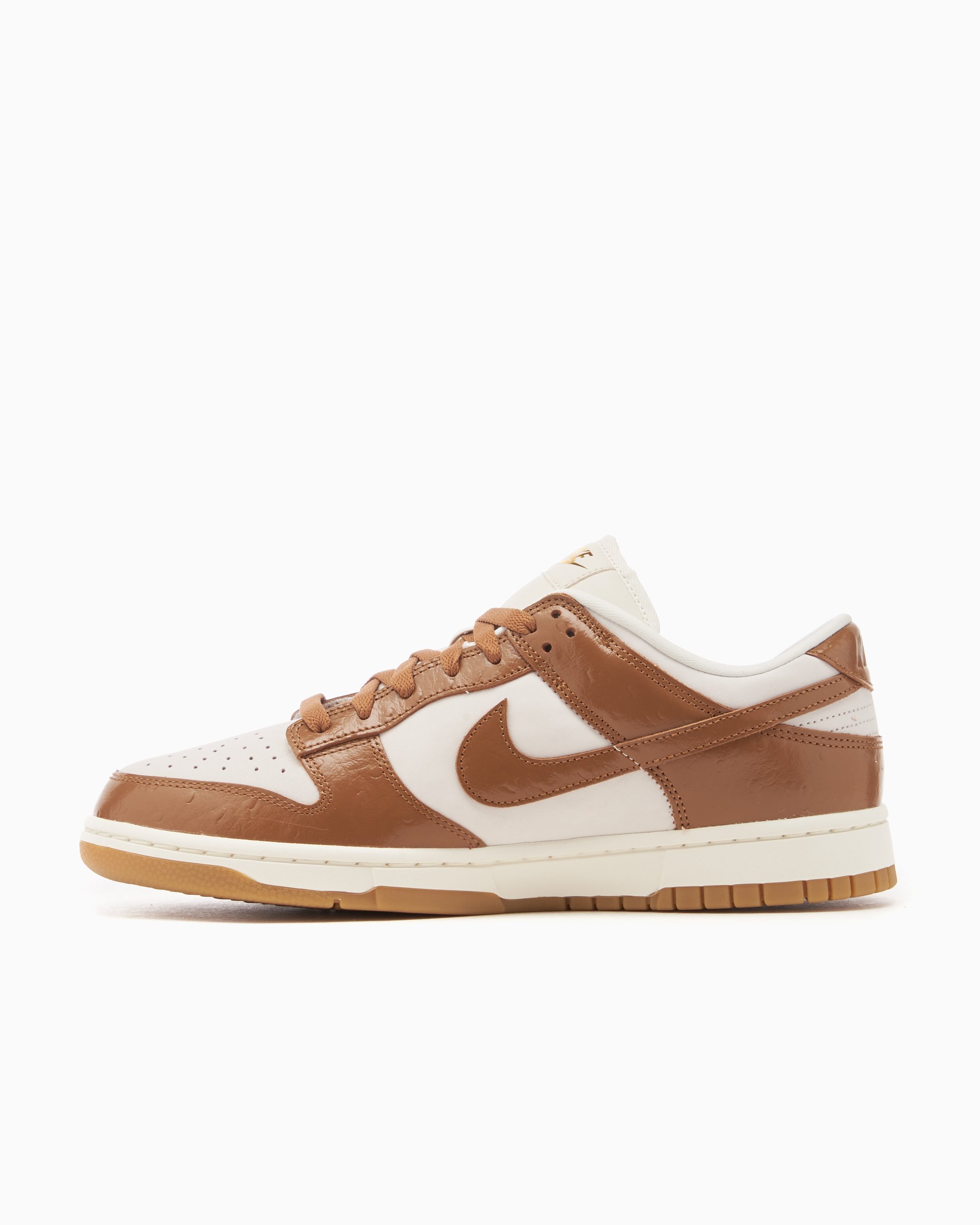 Nike Women s Dunk Low LX Ale Brown Marron Blanco FJ2260 001 FOOTDISTRICT