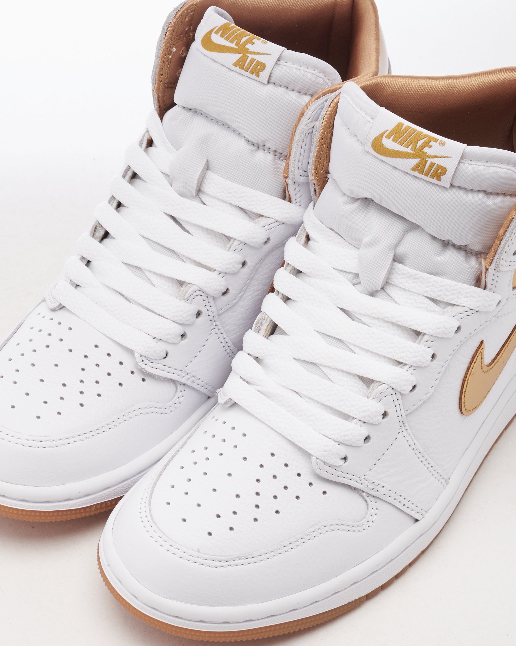 Air Jordan Women s 1 Retro High OG Metallic Gold WeiB FD2596 107 FOOTDISTRICT