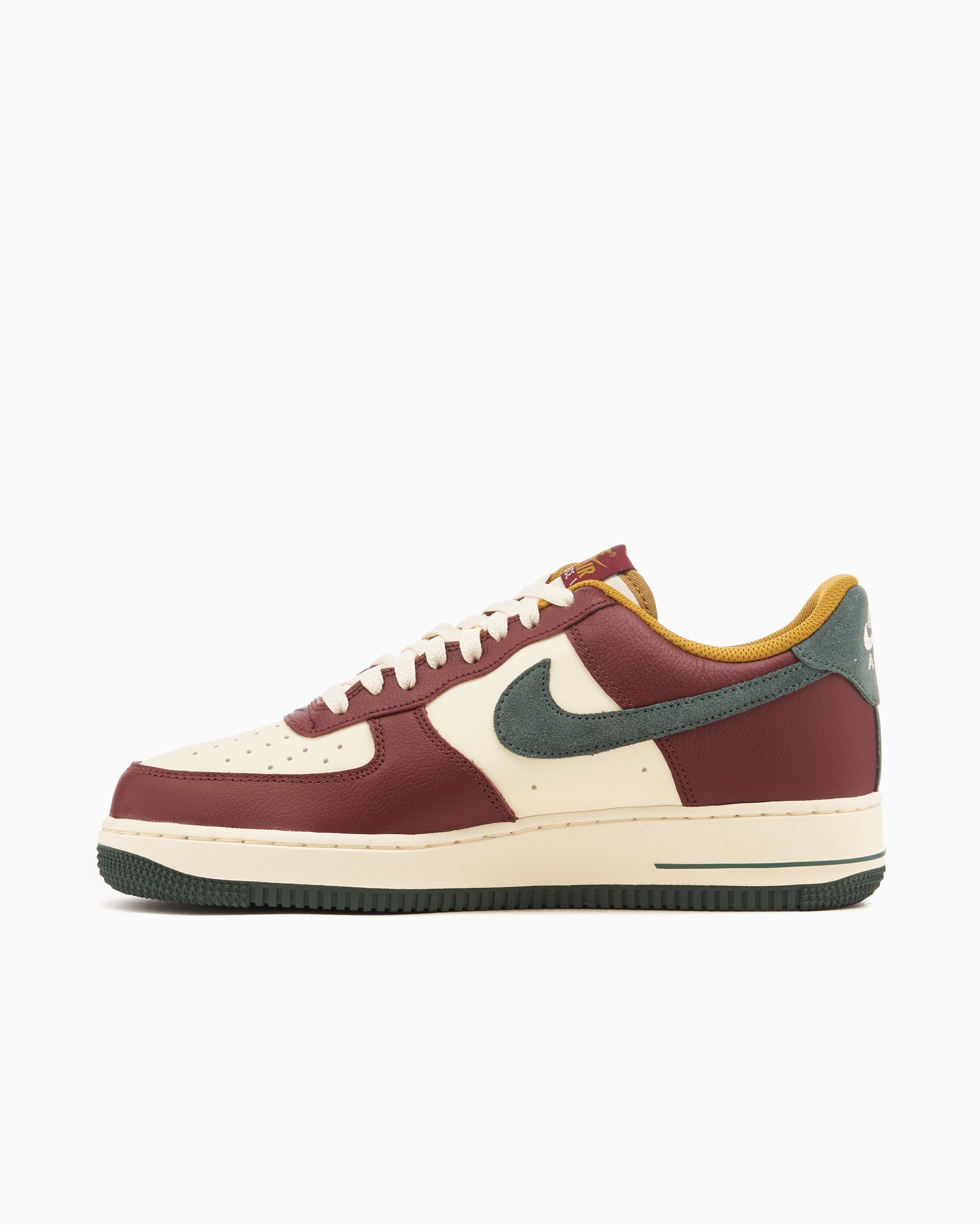 White & red air force 1 07 lv8 trainers top