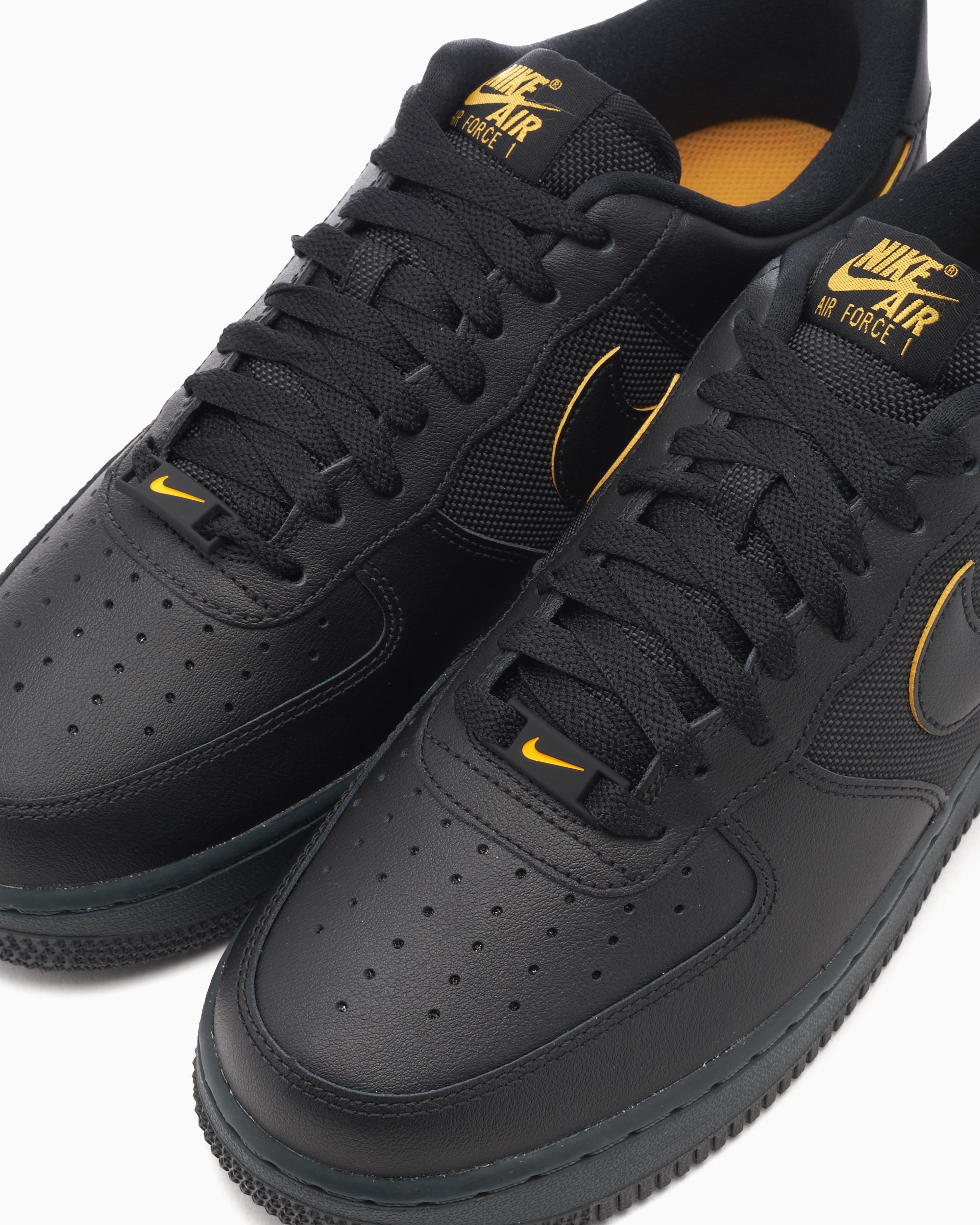 Nike Air Force 1 07 Black University Gold Negro FZ4617 001 FOOTDISTRICT