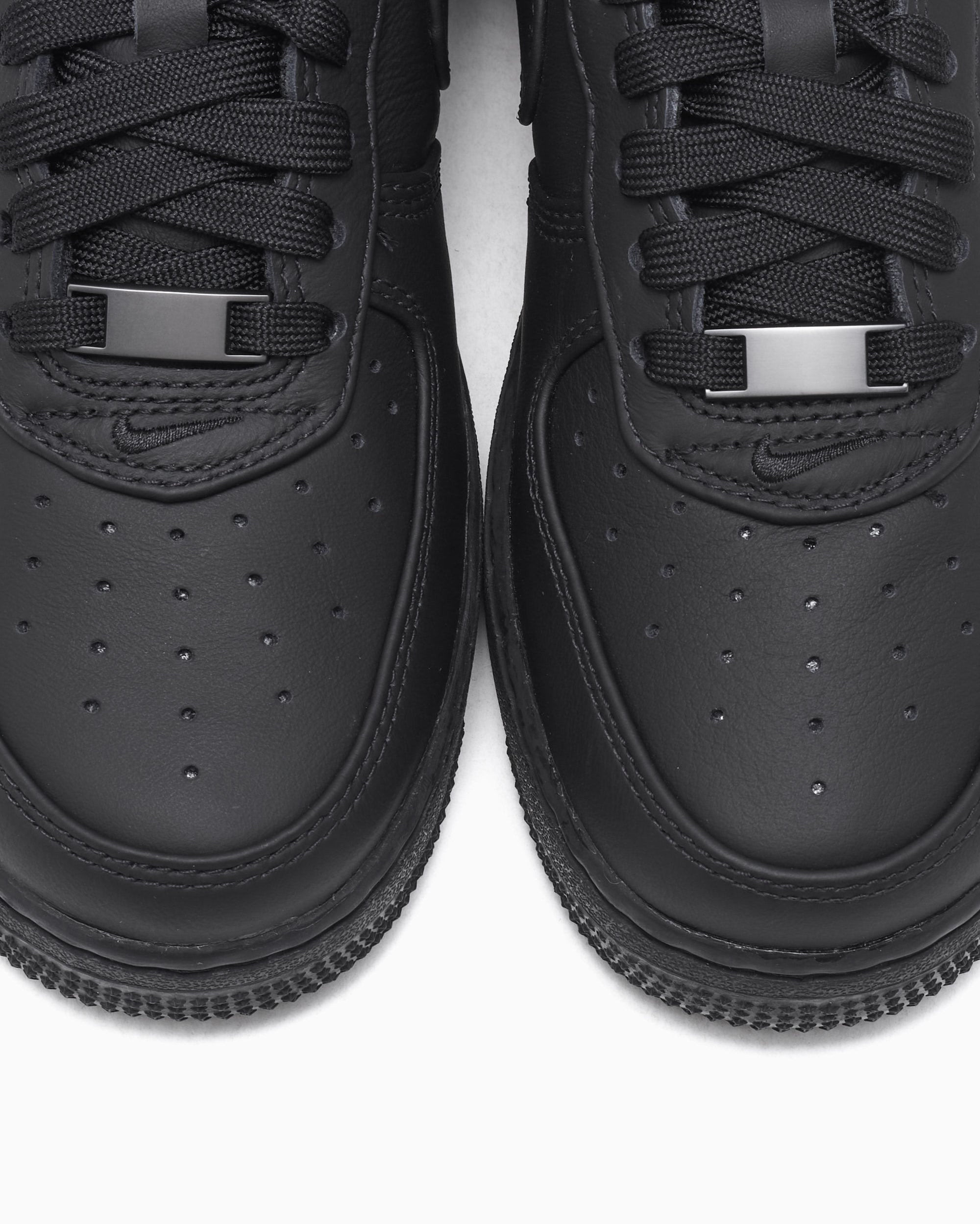 black airforces low top