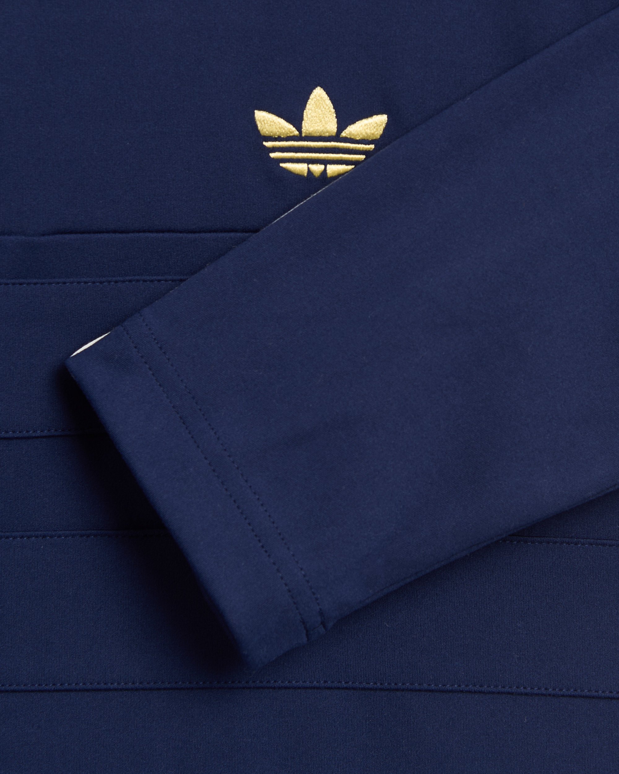adidas Originals Men s Half Zip Sweatshirt Blau IY7837 FOOTDISTRICT