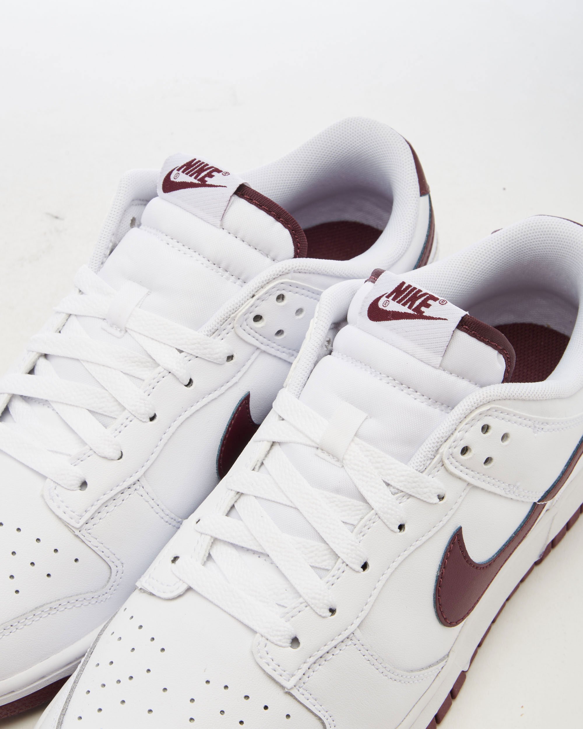 Maroon nike dunks online