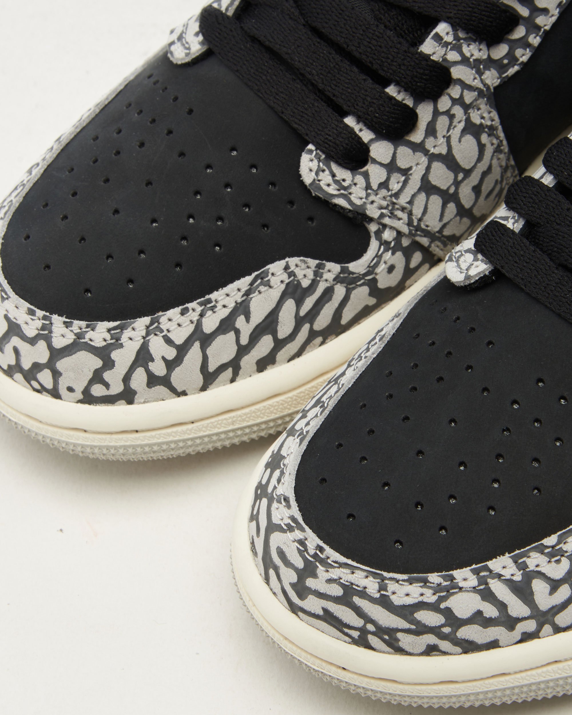 Air Jordan Women s 1 Retro Low OG Black Cement Schwarz WeiB CZ0775 001 FOOTDISTRICT