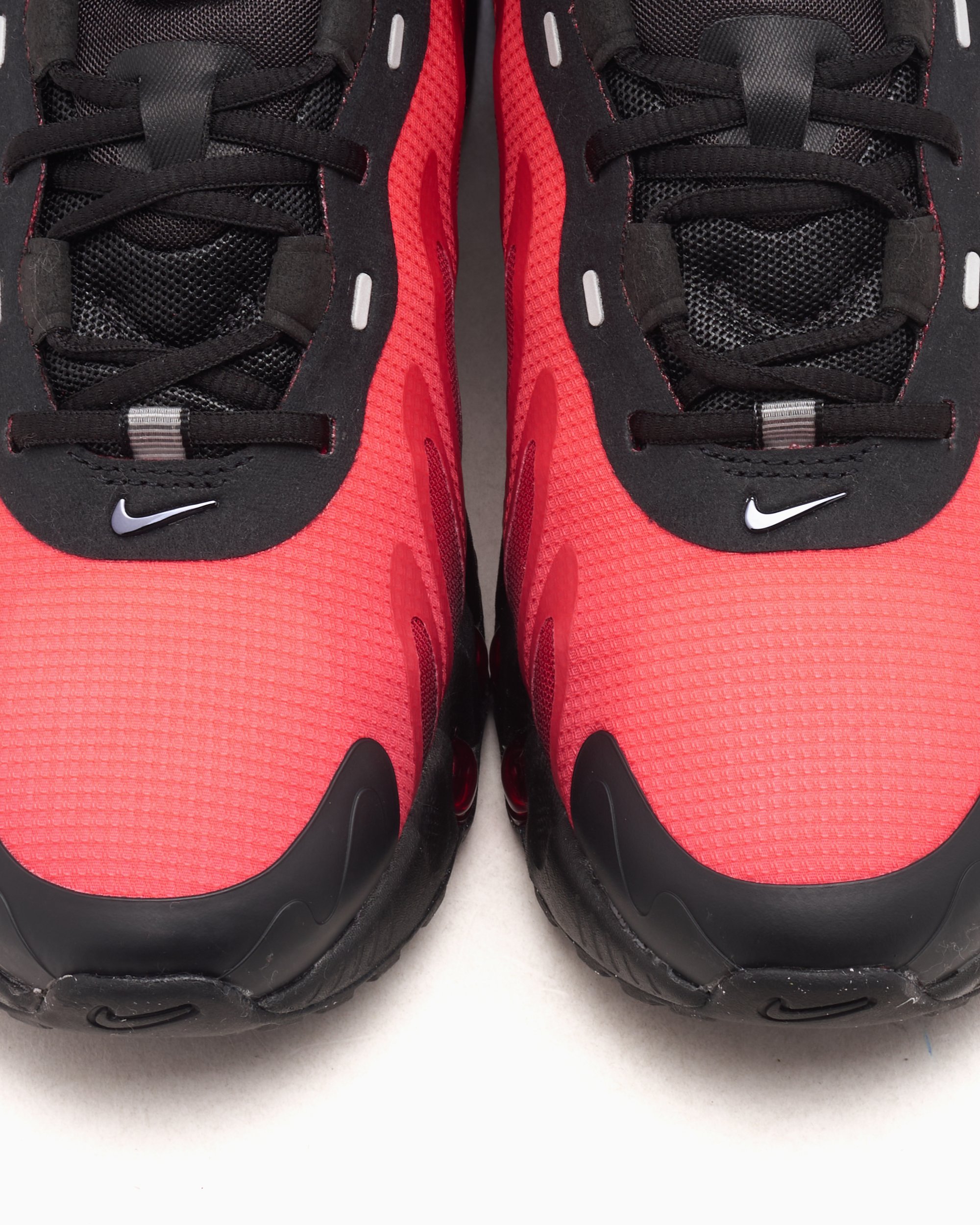 黒色と赤色　　DiiiM Nike Air Max DN8 Black Bright Crimson - FQ7860-008