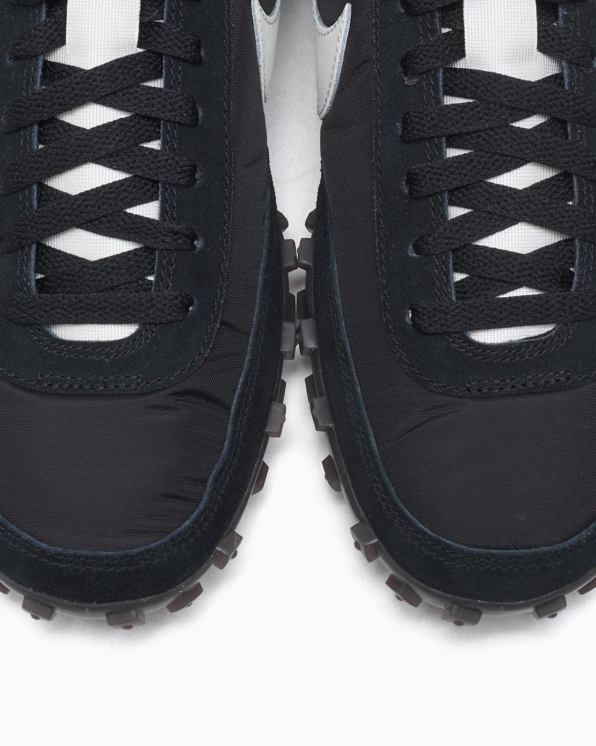 nike waffle racer on feet