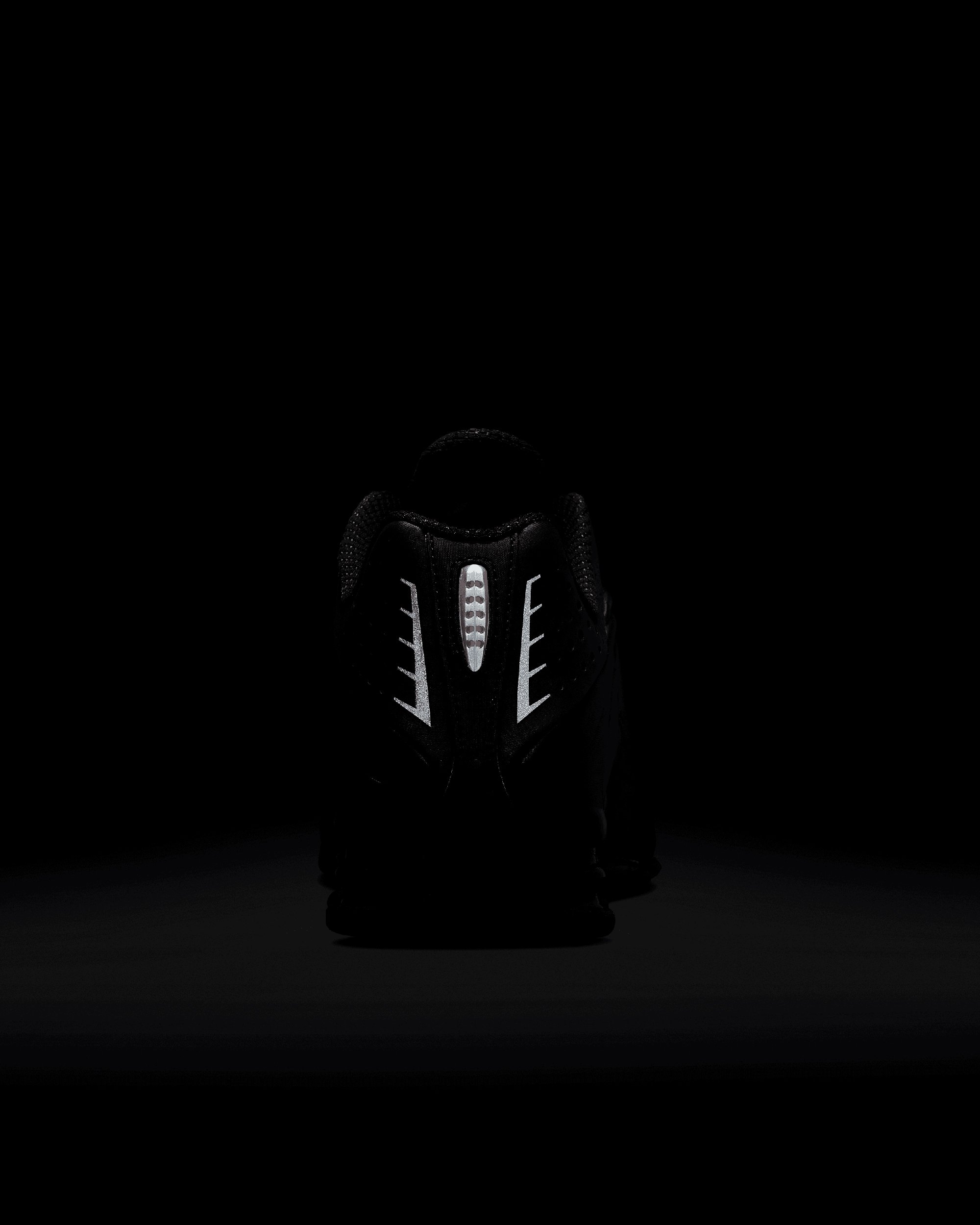 Size 5.0 Wmns Shox R4 'Black'