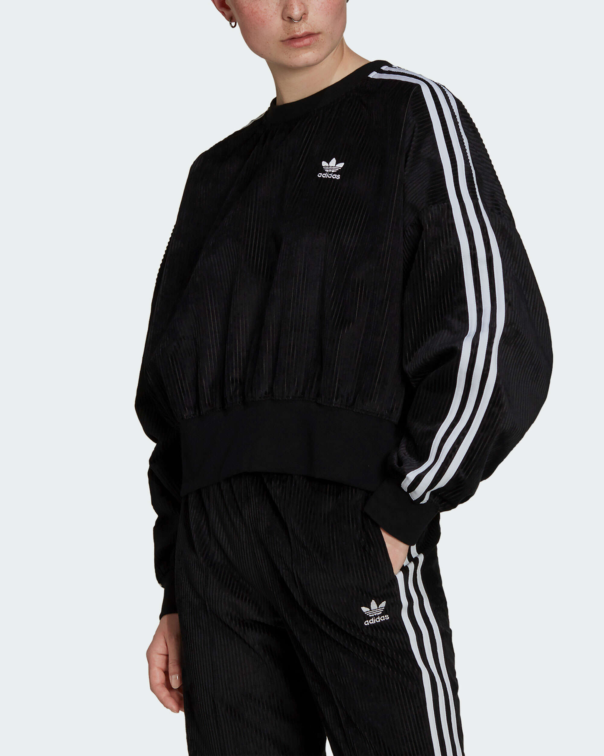 adidas Adicolor Sweatshirt Corded Velour H37848| Women\'s Black Oversize Classics FOOTDISTRICT Buy at Online
