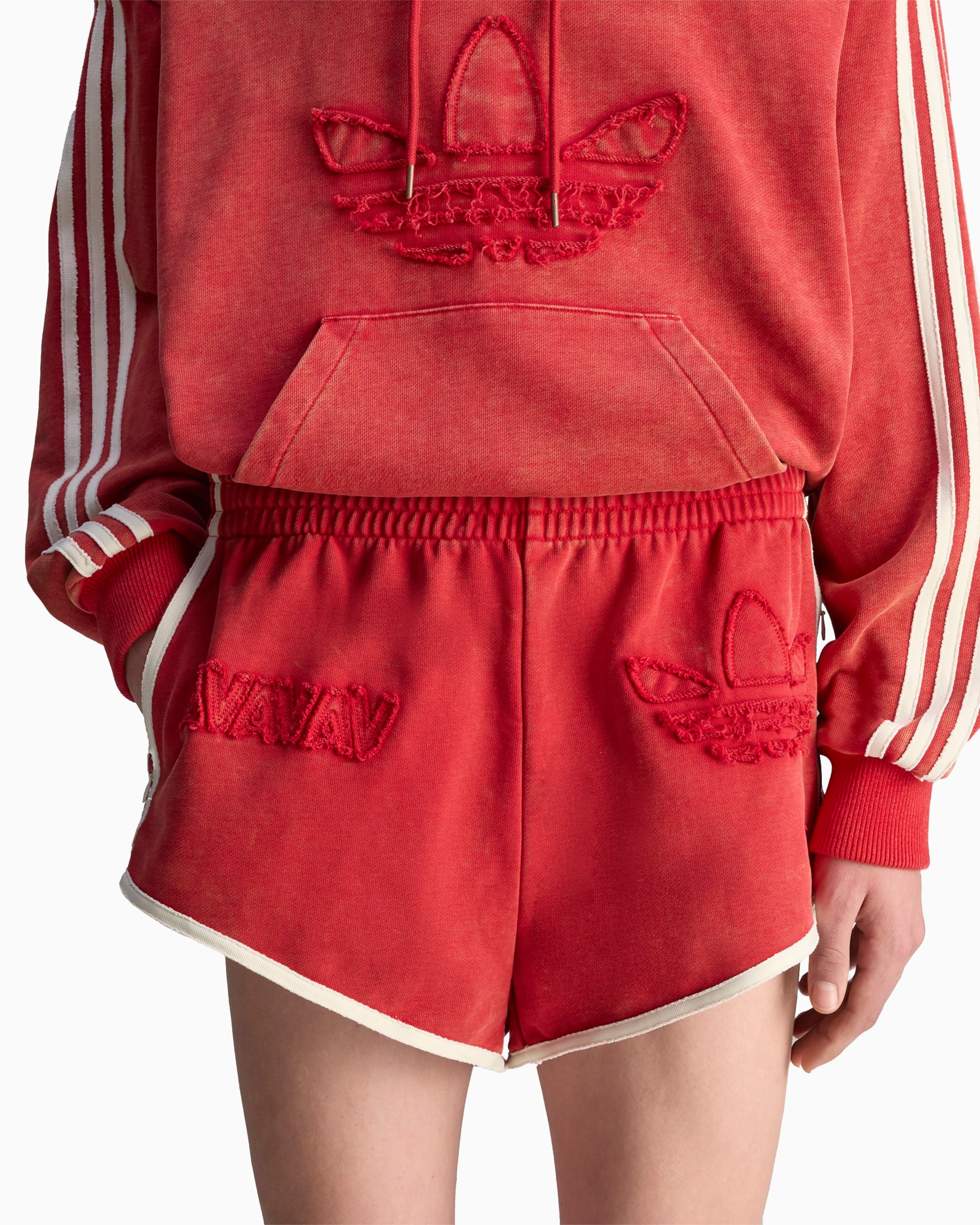 avavav adidas コラボ　クロストップ　赤　キャミソール シュールなアヴァヴァヴ（AVAVAV）の“ラン”ウェイショー