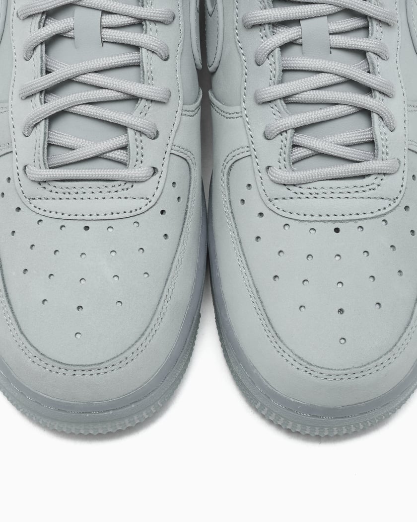 Foundation First: Mastering the Monochrome & Classic Casual