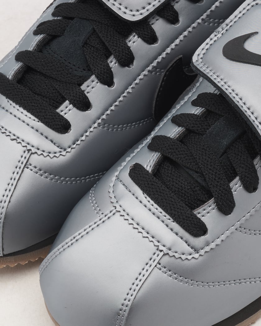 Nike Cortez SE Leather Argentato HQ3490 099 FOOTDISTRICT