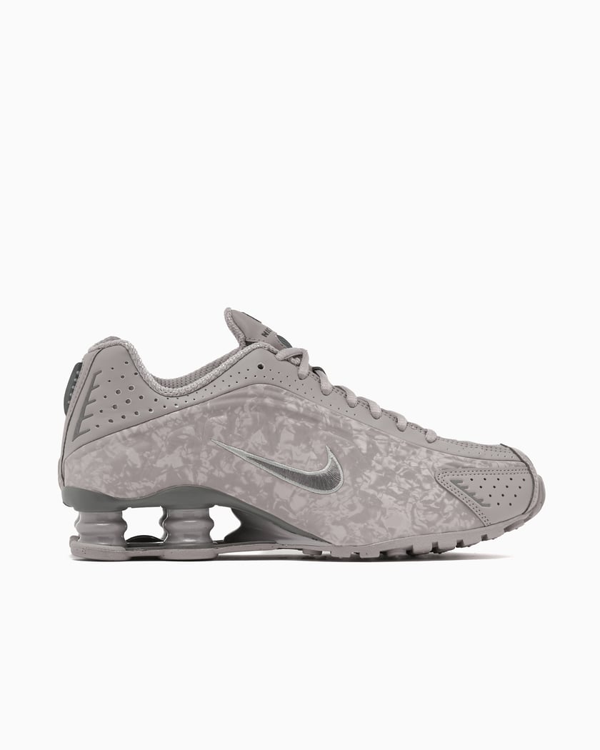 Nike Women's Shox R4 Gray HV0934-001 | FOOTDISTRICT