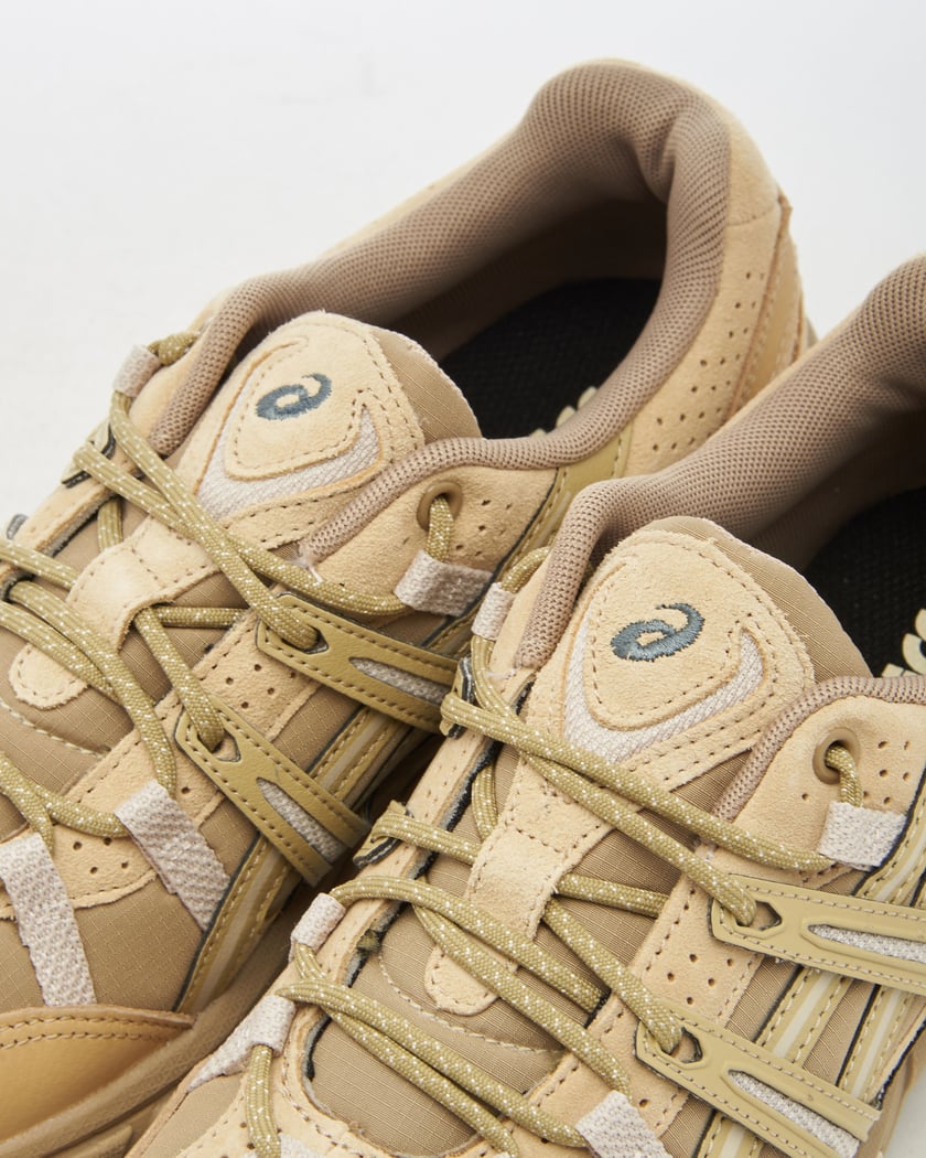 Asics beige hombre store