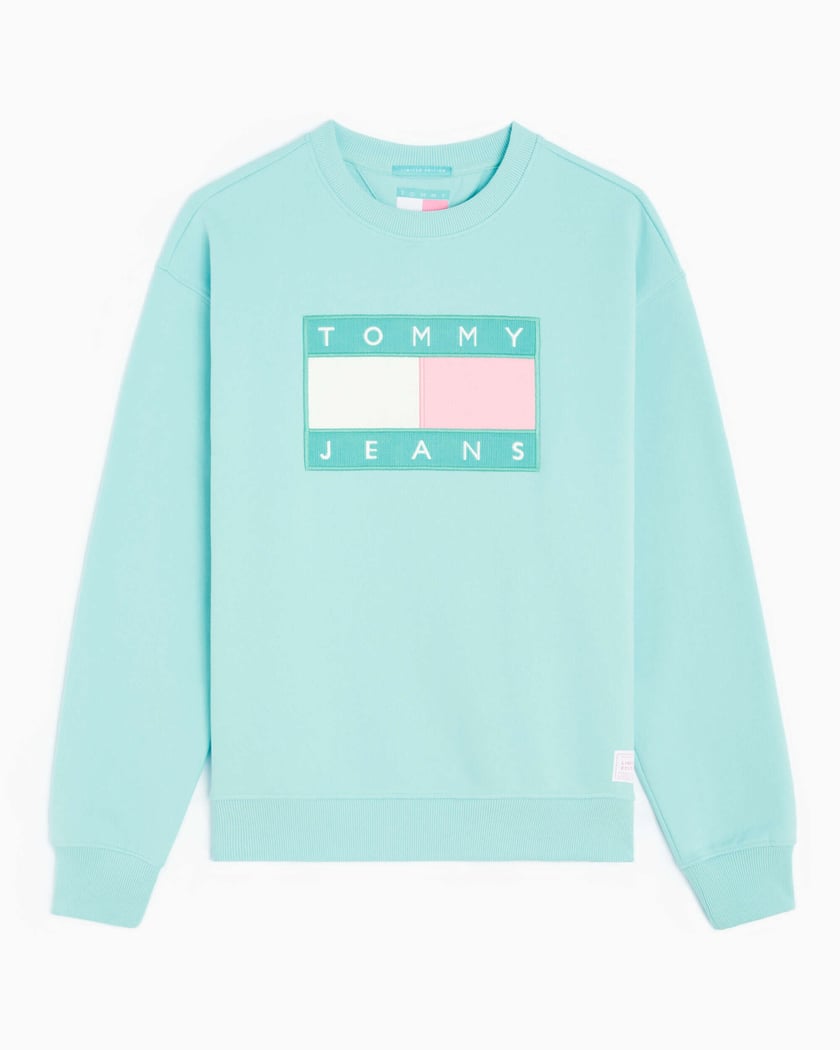 Tommy Jeans Pastel Flag Badge Men s Sweatshirt Blue DM0DM11838CSP CSP FOOTDISTRICT