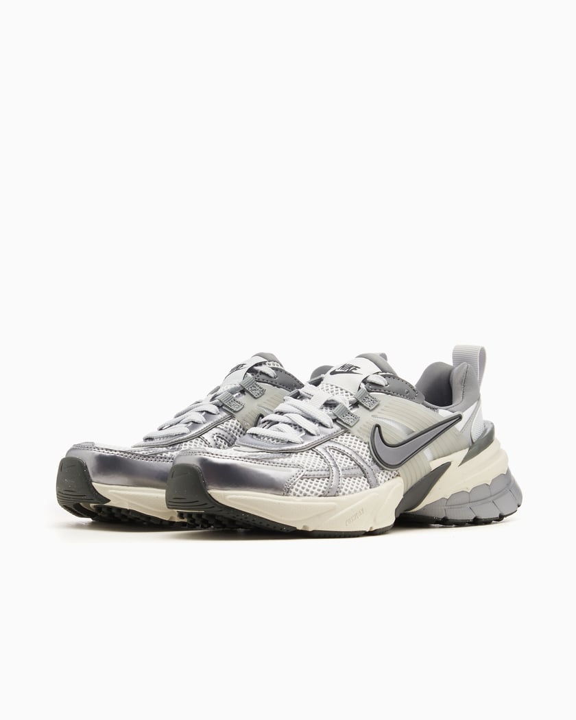 Nike Women's V2k Run Silver colored FD0736-003 | FOOTDISTRICT