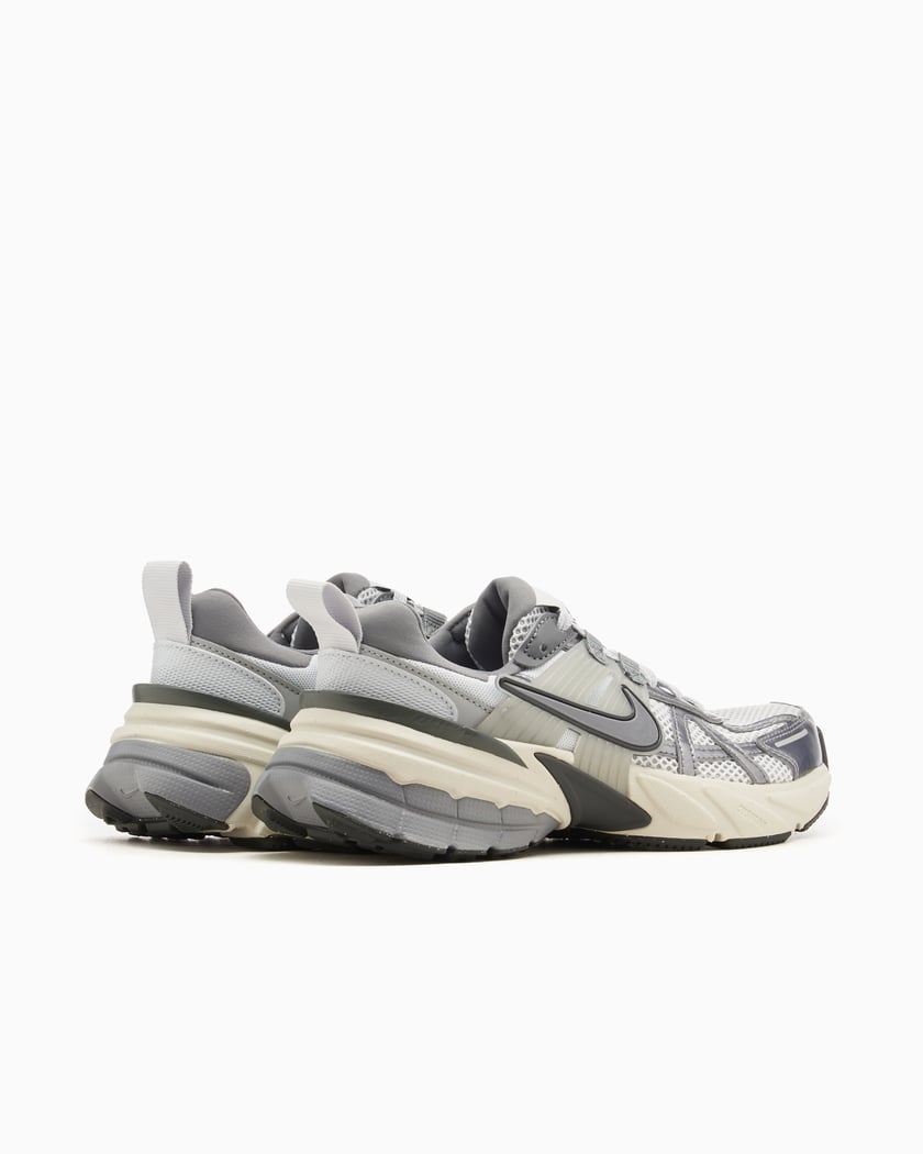 Nike Women's V2k Run Silver colored FD0736-003 | FOOTDISTRICT