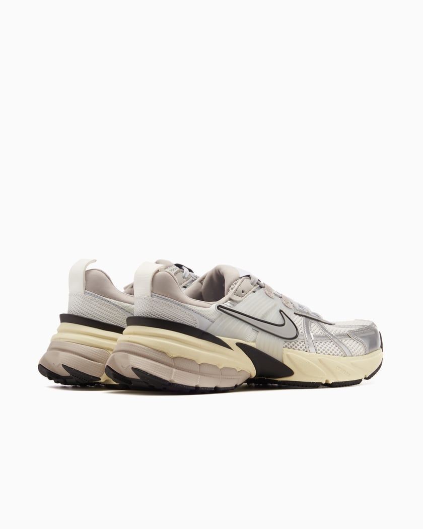 Nike Women's V2K Run Silver colored FD0736-100 | FOOTDISTRICT
