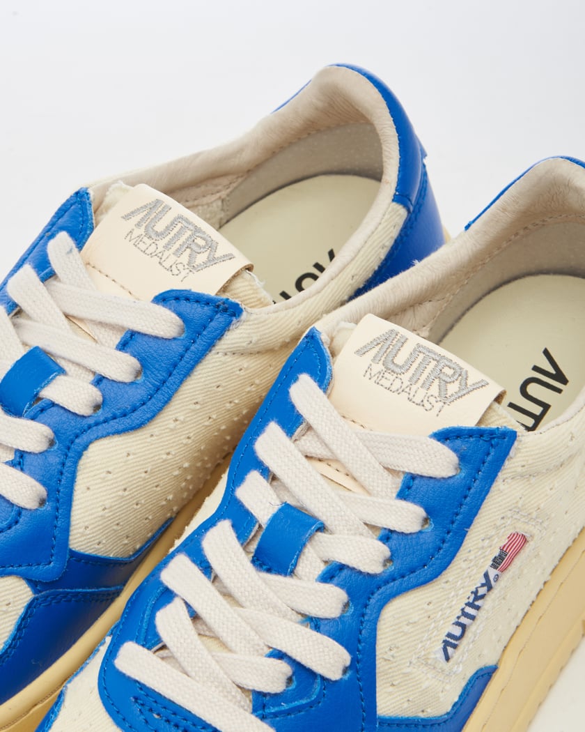 Autry Women's 01 Medalist Low Blue AULWLC02 | FOOTDISTRICT