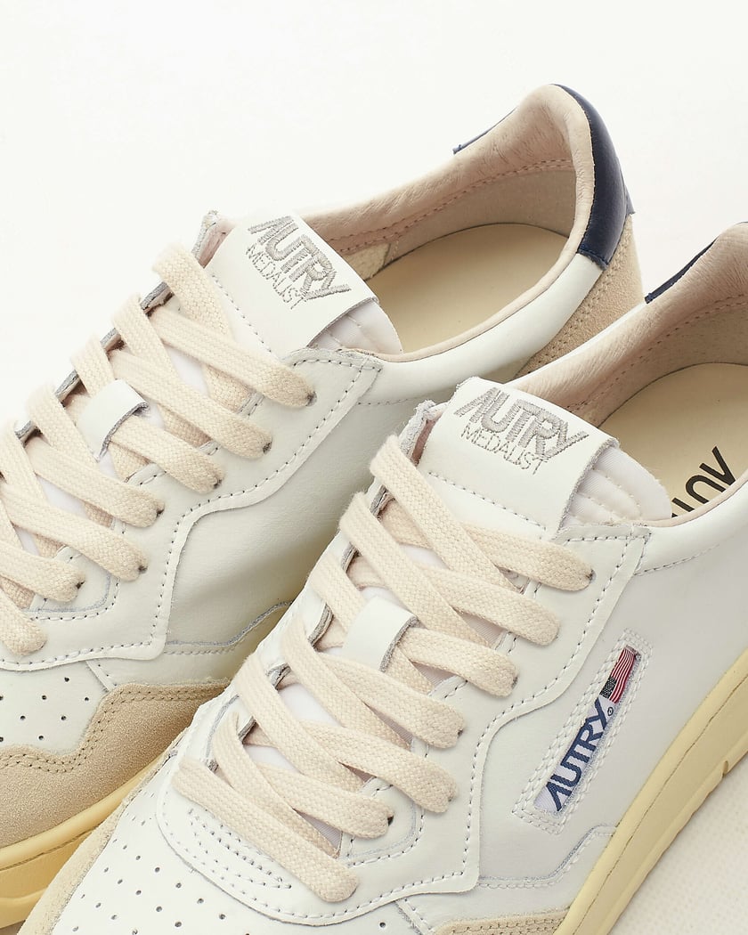 Autry Medalist Low Suede White AULMLS28 | FOOTDISTRICT Autry Medalist Low Suede White AULMLS28 | FOOTDISTRICT