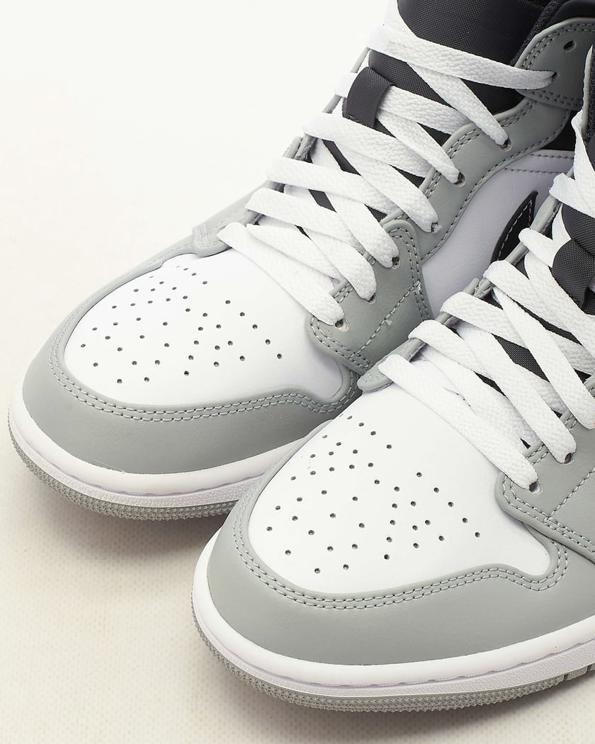 Zapatilla jordan air 2025 1 mid light smoke
