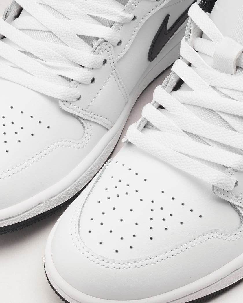 White jordan tennis shoes top
