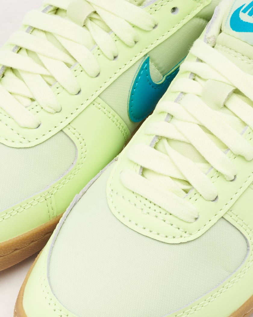 Volt color sneakers on sale