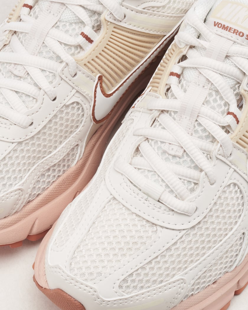 Nike Women's Zoom Vomero Blanco FJ2028-002 FOOTDISTRICT