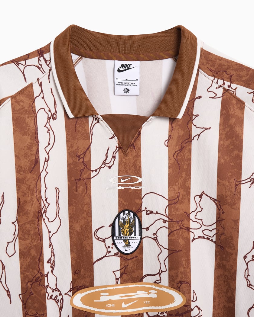 white and brown nike shirt