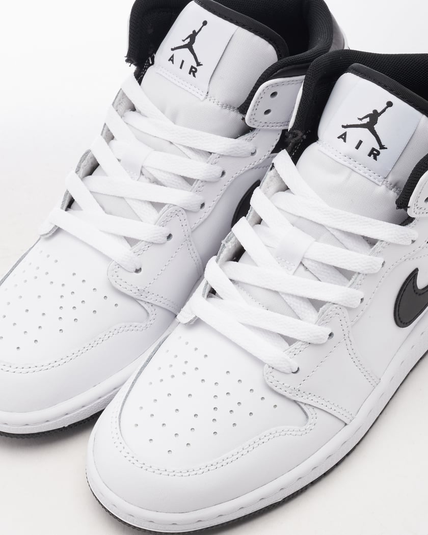 Air Jordan 1 Mid GS Negro Blanco DQ8423 132 FOOTDISTRICT