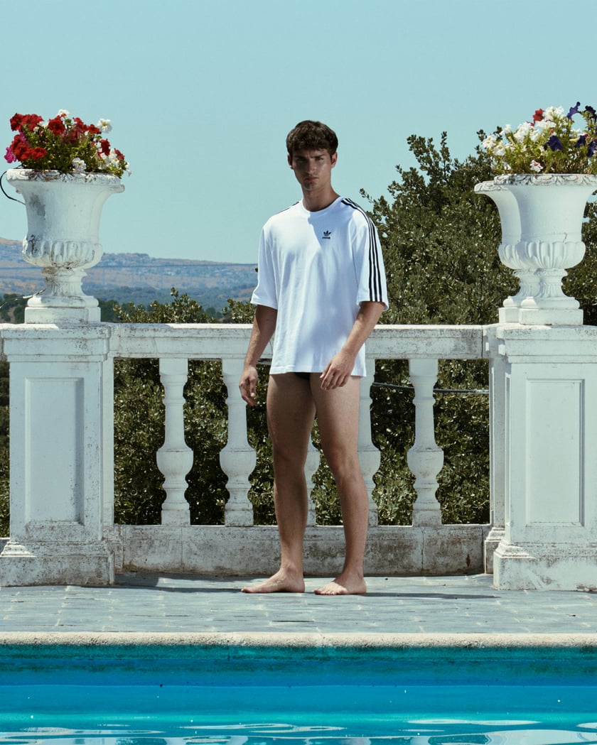 adidas Originals Men s Oversized T Shirt Bianco IZ2474 FOOTDISTRICT