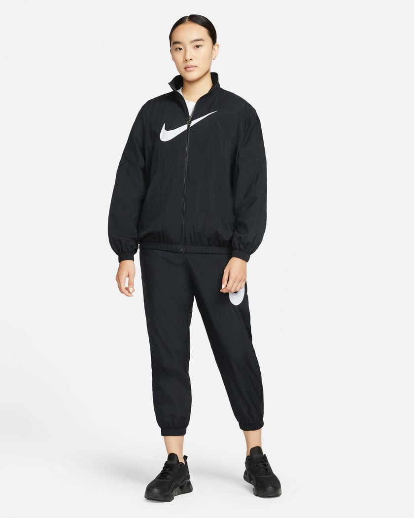 Nike Sportswear Essential Boyfriend Swoosh Women s Woven Jacket Zwart DM6181 010 FOOTDISTRICT